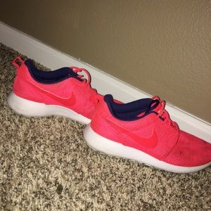 Size 8 Nike Roshe!